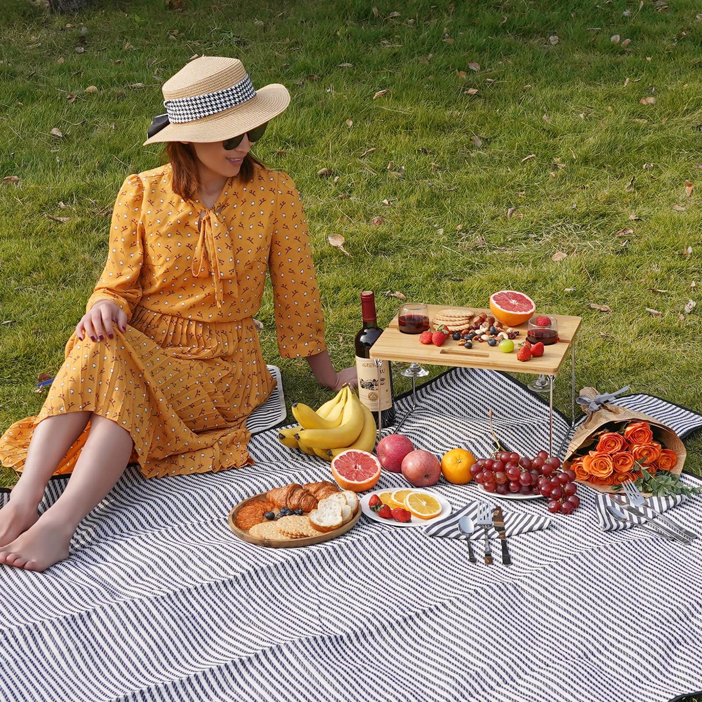 Wicker Picnic Basket for 2, 2 Person Picnic Set, Willow Hamper Service Gift Set with Bamboo Wine Table with Metal Legs for Camping and Outdoor Party